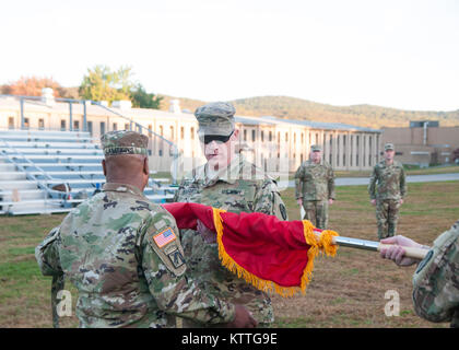 Oberst Stephen M. Bousuquet, Kommandant der 369. sustainment Brigade, und Command Sgt. Maj. Andrew H. Lampkins uncase die Brigade Farben während einer Zeremonie im Camp Smith, NY, 20. Oktober 2017. Die 369 Sustainment Brigade, bekannt als der "Harlem Hellfighters", antwortete dieser Sommer von einem erfolgreichen 9 Monat Bereitstellung in den Nahen Osten. (US Army Foto von Sgt. Jeremy Bratt) Stockfoto