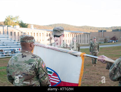 Oberst Stephen M. Bousuquet, Kommandant der 369. sustainment Brigade, und Command Sgt. Maj. Andrew H. Lampkins uncase die Brigade Farben während einer Zeremonie im Camp Smith, NY, 20. Oktober 2017. Die 369 Sustainment Brigade, bekannt als der "Harlem Hellfighters", antwortete dieser Sommer von einem erfolgreichen 9 Monat Bereitstellung in den Nahen Osten. (US Army Foto von Sgt. Jeremy Bratt) Stockfoto