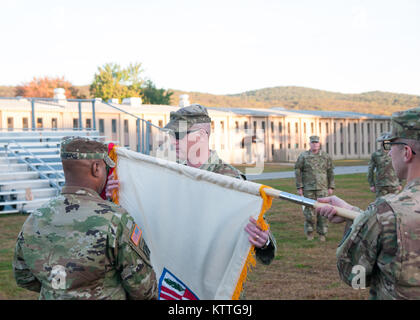 Oberst Stephen M. Bousuquet, Kommandant der 369. sustainment Brigade, und Command Sgt. Maj. Andrew H. Lampkins uncase die Brigade Farben während einer Zeremonie im Camp Smith, NY, 20. Oktober 2017. Die 369 Sustainment Brigade, bekannt als der "Harlem Hellfighters", antwortete dieser Sommer von einem erfolgreichen 9 Monat Bereitstellung in den Nahen Osten. (US Army Foto von Sgt. Jeremy Bratt) Stockfoto