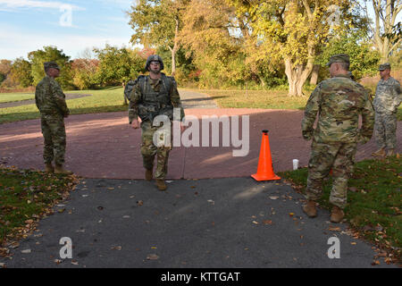 New York Army National Guard Soldat, Sgt. Kevin Baker, der 1427Th mittlere Lkw Unternehmen zugewiesen sind, führt eine 10 k ruck März in Glenville, N.Y., 22. Oktober 2017. Baker wurde zweiter im Rennen, Teil der 501 Beseitigung von Explosivstoffen Bataillon am besten Krieger Wettbewerb. (N.Y. Army National Guard Foto von SPC. Andrew Valenza) Stockfoto