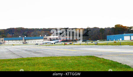 Ein UH-60 Black Hawk, pilotiert von Maj. Michael Audette, bereitet im Army Aviation Support #3, Latham, N.Y., 1. November 2017 zu landen. Audette abgeschlossen sein letzter Flug mit der New York Army National Guard, eine wichtige Zeremonie für Luftwaffe und Armee Piloten, ihren letzten Flug mit der militärischen Kennzeichnung. (New York Army National Guard vom Kapitän Jean Marie Kratzer) Stockfoto