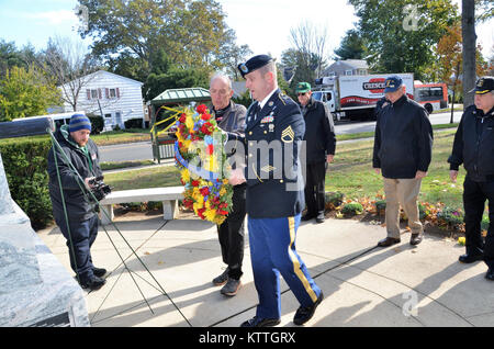 Am 10. November 2017, New York Army National Guard Soldaten verbunden mit Veteranen aus dem 42. Rainbow Division Veterans Memorial Foundation einen Kranz am Weltkrieg zu präsentieren ich Rainbow Division Veterans Memorial den Dienst der Vergangenheit 42th Infantry Division Soldaten für Veterans Day New York Army National Guard Staff Sgt zu ehren. Colin Stewart von Garden City, ein Mitglied der 1st Battalion, 69th Infantry Regiment präsentiert die Gedenkstätte Kranz im Namen der 42th Infantry Division der New York Army National Guard und wurde von Cyril Smith, ein Vietnam Veteran und Garden City resident beigetreten sind, Stockfoto