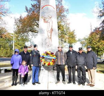 Am 10. November 2017, New York Army National Guard Soldaten verbunden mit Veteranen aus dem 42. Rainbow Division Veterans Memorial Foundation einen Kranz am Weltkrieg zu präsentieren ich Rainbow Division Veterans Memorial den Dienst der Vergangenheit 42th Infantry Division Soldaten für Veteranen Tag anwesend zu Ehren an der Kranz der Service waren (L-R) Bill Vorlicek, Colonel (Ret), Vorsitzender der Downstate Kapitel, 42 Infanterie Rainbow Division Association und seine zwei Enkelinnen, SSG Colin Stewart, Bereitschaft, NCO, eine Co 1 Battalion, 69th Regiment NYRANG, Cyril Smith, Vietnam Veteran und den Garten Stockfoto