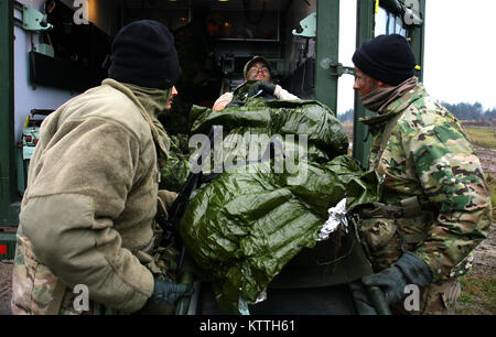 Yavoriv, Ukraine - Bekämpfung der Mediziner vom 27 Infantry Brigade Combat Team zugewiesen, die der Gemeinsamen multinationalen Ausbildung Group-Ukraine nahmen an einer massiven Unfall (mascal) Übung am Yavoriv Combat Training Center Nov. 17. Während der Übung der Einheit Ärzte auf ihre Fähigkeiten und Techniken getestet wurden, während in der Triage, zu behandeln, und den Transport einer großen Anzahl von simulierten Patienten. (U.S. Armee Foto von Sgt. Alexander Rektor) Stockfoto