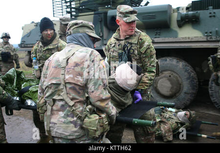 Yavoriv, Ukraine - Bekämpfung der Mediziner vom 27 Infantry Brigade Combat Team zugewiesen, die der Gemeinsamen multinationalen Ausbildung Group-Ukraine nahmen an einer massiven Unfall (mascal) Übung am Yavoriv Combat Training Center Nov. 17. Während der Übung der Einheit Ärzte auf ihre Fähigkeiten und Techniken getestet wurden, während in der Triage, zu behandeln, und den Transport einer großen Anzahl von simulierten Patienten. (U.S. Armee Foto von Sgt. Alexander Rektor) Stockfoto