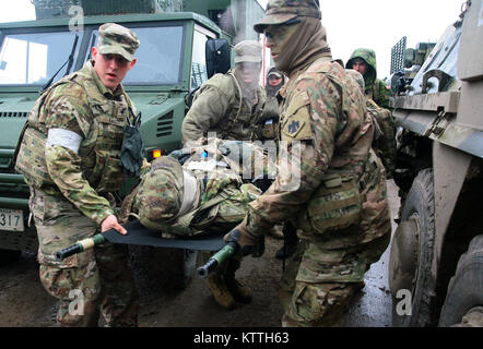 Yavoriv, Ukraine - Bekämpfung der Mediziner vom 27 Infantry Brigade Combat Team zugewiesen, die der Gemeinsamen multinationalen Ausbildung Group-Ukraine nahmen an einer massiven Unfall (mascal) Übung am Yavoriv Combat Training Center Nov. 17. Während der Übung der Einheit Ärzte auf ihre Fähigkeiten und Techniken getestet wurden, während in der Triage, zu behandeln, und den Transport einer großen Anzahl von simulierten Patienten. (U.S. Armee Foto von Sgt. Alexander Rektor) Stockfoto