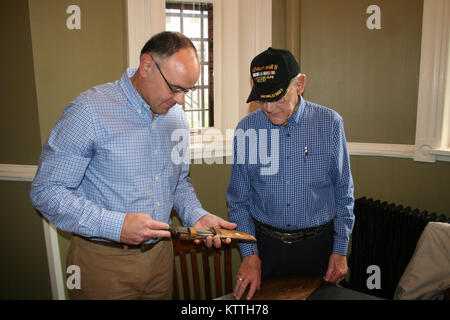 Weltkrieg II Army veteran Charlie Brown in Olean, New York beschreibt seine Erfahrungen in Europa als Teil der 258th Field Artillery Battalion mit Courtney Verbrennungen, Direktor des Museums an der New York State Military Museum in Saratoga Springs, New York, 20. November 2017. Braun met mit modernen Soldaten der Einheit seiner Sammlung von Artefakten und Informationen über das Bataillon WWII combat Service zu überprüfen. Us National Guard Foto von Oberst Richard Goldenberg. Stockfoto