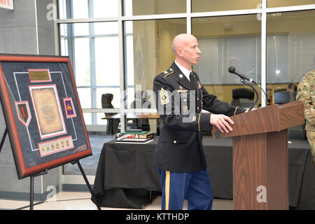 New York Army National Guard Soldat, Sgt. Major Kenneth Secor, Senior Unteroffizier der militärischen Personal, spricht während seiner Pensionierung Zeremonie an der Abteilung von Militär und Marine Angelegenheiten in Latham, N.Y., 1. Dezember 2017. Sgt. Maj. Secor zog sich an diesem Tag nach über 30 Jahren in der New York Army National Guard und der Marine. (U.S. Army National Guard Foto vom Kapitän Jean Marie Kratzer) Stockfoto