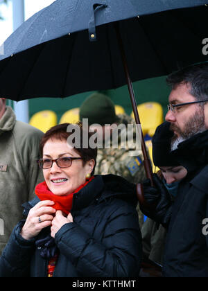 Yavoriv, Ukraine-Marie Yovanovitch, Botschafter der Vereinigten Staaten in die Ukraine besucht einen ukrainischen Streitkräfte Tag Zeremonie am Yavoriv Combat Training Center, Dez. 6. Während der Feierstunde präsentierten die Vereinigten Staaten das ukrainische Verteidigungsministerium mit 40 Militär Krankenwagen. Stockfoto