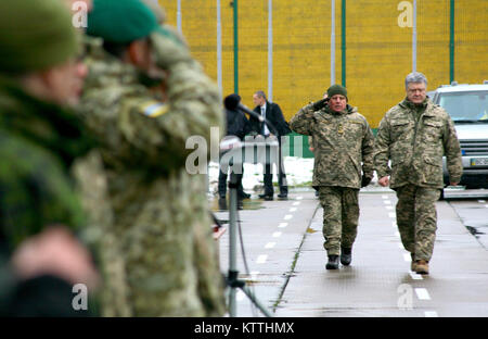 Yavoriv, Ukraine - der ukrainische Präsident Petro Poroschenko besucht einen ukrainischen Streitkräfte Tag Feier am Yavoriv Combat Training Center 6. Während der Zeremonie Poroschenko adressiert die Soldaten der Gemeinsame Multinationale Ausbildung Group-Ukraine und ausgezeichnet Ukrainische Soldaten. Stockfoto