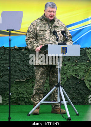 Yavoriv, Ukraine - der ukrainische Präsident Petro Poroschenko Adressen Kanadische, Litauisch, Polnisch, USA und ukrainische Soldaten während der ukrainischen Streitkräfte Tag Feier am Yavoriv Combat Training Center 6. Während der Zeremonie Poroschenko, adressiert die Soldaten der Gemeinsame Multinationale Ausbildung Group-Ukraine und ausgezeichnet Ukrainische Soldaten. (U.S. Armee Foto von Sgt. Alexander Rektor) Stockfoto