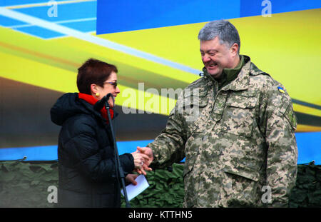 Yavoriv, Ukraine-Marie Yovanovitch, Botschafter der Vereinigten Staaten in die Ukraine schüttelt Hände mit ukrainischen Präsidenten Petro Poroschenko während der ukrainischen Streitkräfte Tag Feier am Yavoriv Combat Training Center 6. Während der Zeremonie Poroschenko, adressiert die Soldaten der JMTG-U und ausgezeichnet Ukrainische Soldaten. (U.S. Armee Foto von Sgt. Alexander Rektor) Stockfoto