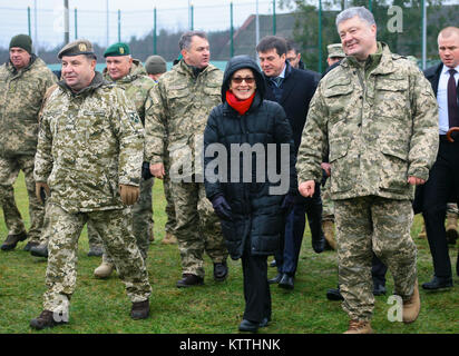 Yavoriv, Ukraine-Marie Yovanovitch, Botschafter der Vereinigten Staaten in die Ukraine, und der Präsident der Ukraine Petro Poroschenko an einem ukrainischen Streitkräfte Tag Zeremonie Dez. 6. Als Teil der Zeremonie die Vereinigten Staaten das ukrainische Verteidigungsministerium mit 40 Militär Krankenwagen präsentiert. Stockfoto