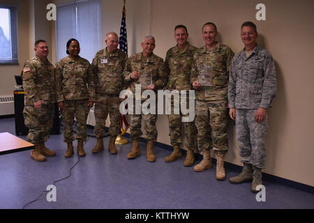 New York Army National Guard Soldaten Form dritten Bataillon, 142 Luftfahrt, erhalten eine Unit Award beim New York National Guard gemeinsame Kommandeure, Latham, N.Y., Dez. 9, 2017. Die 142 Aviation gewann den Preis für die höchste Abscheideleistung des 4. Quartal des Geschäftsjahres 2016-2017, in 72.41% für Schuldner und 77.78% für Karrieristen. (N.Y. Army National Guard Foto von SPC. Andrew Valenza) Stockfoto