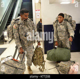 JFK Airport, Queens, NY - Am 15. Dezember 2017, mehr als 30 Soldaten aus der New York Army National Guard 442nd Military Police Company Home aus ihrer Mission in Puerto Rico, wo sie seit 2. Oktober 2017 eingesetzt wurden zurückgegeben. Während ihrem Einsatz in Puerto Rico die Soldaten Sicherheit und humanitäre Hilfe zur Unterstützung des Hurrikans Hilfsmaßnahmen. Nach Wetter verzögert in New York, mehrere Soldaten in JFK International Airport am Abend landete, und dann Ihren Bus, der Sie zuerst Ihre Waffenkammer in Jamaica, NY nahm und dann zum Camp Smith Training Website in Zusammenarbeit an Bord Stockfoto