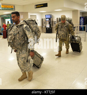 JFK Airport, Queens, NY - Am 15. Dezember 2017, mehr als 30 Soldaten aus der New York Army National Guard 442nd Military Police Company Home aus ihrer Mission in Puerto Rico, wo sie seit 2. Oktober 2017 eingesetzt wurden zurückgegeben. Während ihrem Einsatz in Puerto Rico die Soldaten Sicherheit und humanitäre Hilfe zur Unterstützung des Hurrikans Hilfsmaßnahmen. Nach Wetter verzögert in New York, mehrere Soldaten in JFK International Airport am Abend landete, und dann Ihren Bus, der Sie zuerst Ihre Waffenkammer in Jamaica, NY nahm und dann zum Camp Smith Training Website in Zusammenarbeit an Bord Stockfoto