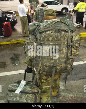 JFK Airport, Queens, NY - Am 15. Dezember 2017, mehr als 30 Soldaten aus der New York Army National Guard 442nd Military Police Company Home aus ihrer Mission in Puerto Rico, wo sie seit 2. Oktober 2017 eingesetzt wurden zurückgegeben. Während ihrem Einsatz in Puerto Rico die Soldaten Sicherheit und humanitäre Hilfe zur Unterstützung des Hurrikans Hilfsmaßnahmen. Nach Wetter verzögert in New York, mehrere Soldaten in JFK International Airport am Abend landete, und dann Ihren Bus, der Sie zuerst Ihre Waffenkammer in Jamaica, NY nahm und dann zum Camp Smith Training Website in Zusammenarbeit an Bord Stockfoto