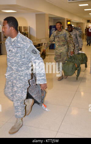 JFK Airport, Queens, NY - Am 15. Dezember 2017, mehr als 30 Soldaten aus der New York Army National Guard 442nd Military Police Company Home aus ihrer Mission in Puerto Rico, wo sie seit 2. Oktober 2017 eingesetzt wurden zurückgegeben. Während ihrem Einsatz in Puerto Rico die Soldaten Sicherheit und humanitäre Hilfe zur Unterstützung des Hurrikans Hilfsmaßnahmen. Nach Wetter verzögert in New York, mehrere Soldaten in JFK International Airport am Abend landete, und dann Ihren Bus, der Sie zuerst Ihre Waffenkammer in Jamaica, NY nahm und dann zum Camp Smith Training Website in Zusammenarbeit an Bord Stockfoto