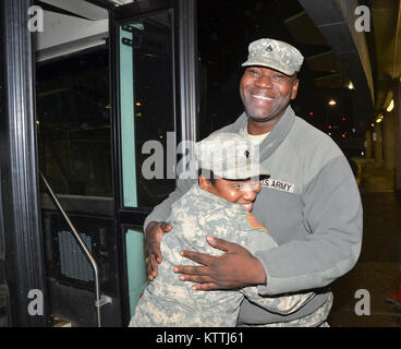 JFK Airport, Queens, NY - Am 15. Dezember 2017, mehr als 30 Soldaten aus der New York Army National Guard 442nd Military Police Company Home aus ihrer Mission in Puerto Rico, wo sie seit 2. Oktober 2017 eingesetzt wurden zurückgegeben. Während ihrem Einsatz in Puerto Rico die Soldaten Sicherheit und humanitäre Hilfe zur Unterstützung des Hurrikans Hilfsmaßnahmen. Nach Wetter verzögert in New York, mehrere Soldaten in JFK International Airport am Abend landete, und dann Ihren Bus, der Sie zuerst Ihre Waffenkammer in Jamaica, NY nahm und dann zum Camp Smith Training Website in Zusammenarbeit an Bord Stockfoto