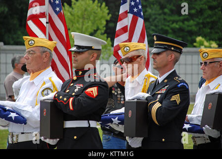 Corporal Nicholas Hawkyard, USMC und Sergeant Robert Benson von der New York Army National Guard Streitkräfte Ehrengarde halten Urnen mit der Eingeäscherten bleibt der vergessenen Veteranen, die ehrenvoll im Saratoga National Cemetery auf Juni interniert, 10. Als Teil der Veteranen Recovery Program. Stockfoto