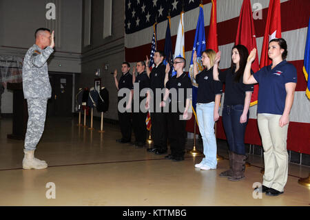 Generalmajor Patrick Murphy, der Adjutant General von New York, einträgt, um sieben neue Mitglieder der New York Army und Air National Guard am 04.12.13, 2012, bei einem Festakt zum 376. Geburtstag der Nationalgarde an der Latham, NY, Sitz der New York National Guard. Stockfoto