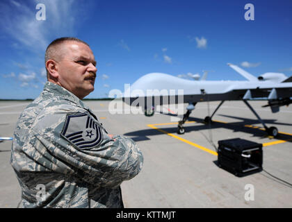 Us Air Force Master Sgt. Steven Burbidge ist die Crew Chief Start der MQ-9 Reaper für die 174 Kämpfer Flügel erste Bewegungen auf Wheeler-Sack Army Air Field in Ft. Drum NY, am 30. Juni 2011. Während die letztendlichen Ziel des 174 FW ist der MQ-9 Reaper von Hancock Feld, Syracuse, NY. Die 174 FW zu fliegen, freut sich auf die Wheeler-Sack AAF ein Zuhause auf Zeit, bis der FAA genehmigt das Fliegen von Flugzeugen aus der Ferne gesteuert vom Hancock Feld. Bis die Zeit kommt, die 174 FW wird der Mieter auf Wheeler-Sack AAF auf Ft Trommel sein. (US Air Force Foto von Tech. Sgt. Jeremy Call/) Stockfoto