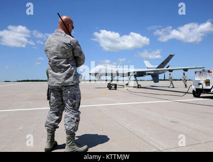 Us Air Force Maj. Tim Martin beobachtet die Mitglieder der 174 Fighter Wing Vorbereitung der MQ-9 Reaper für seine erste taxi Bewegungen an Wheeler-Sack Army Air Field in Watertown NY, am 30. Juni 2011. Die 174 Fighter Wing ist der erste guard Einheit der MQ-9 Reaper zu haben. (US Air Force Foto von Tech. Sgt. Jeremy Anruf) Stockfoto