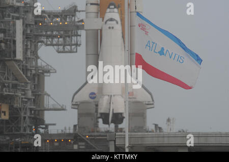 Atlantis sitzt auf Launch Pad 39A, 1 tag bevor es ist letzter Flug. Eine Masse von fast einer Million Menschen in Kennedy Space Center der NASA verpackt die endgültige Markteinführung zu zeugen. Stockfoto