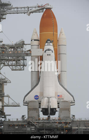 Atlantis sitzt auf Launch Pad 39A, 1 tag bevor es ist letzter Flug. Eine Masse von fast einer Million Menschen in Kennedy Space Center der NASA verpackt die endgültige Markteinführung zu zeugen. Stockfoto