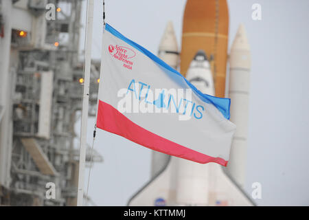 Atlantis sitzt auf Launch Pad 39A, 1 tag bevor es ist letzter Flug. Eine Masse von fast einer Million Menschen in Kennedy Space Center der NASA verpackt die endgültige Markteinführung zu zeugen. Stockfoto