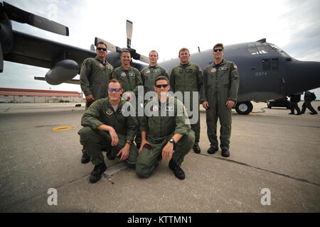 Pararescuemen aus der 103 Rescue Squadron in Westhampton Beach, Ny und Kentucky der Air National Guard 123 Spezielle Taktiken Squadron in Louisville, Ky ein Foto bei Patrick AFB nach STS-135 Shuttle starten. (Senior Airman Christopher S. Muncy/Nicht freigegeben) Stockfoto