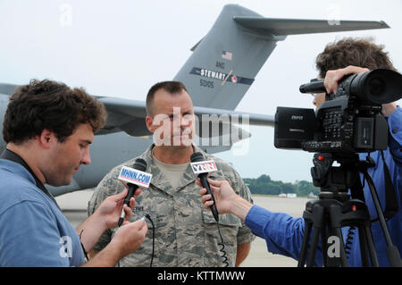 STEWART ANGB, Newburgh, NY-- Senior Master Sergeant John sheehy, die erste Mannschaft Leiter für neueste Transportflugzeug der 105 Airlift Wing, die C-17 Globemaster III, ist durch die Reporter von Mitte Hudson News.com und YNN befragt nach der Ankunft der ersten Flügel C-17, 18. Juli 2011. (U.S. Air Force Foto von Tech. Sgt. Michael R. OHalloran) (freigegeben) Stockfoto