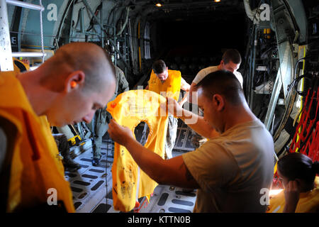 New York Air National Guard Mitglieder aus der 106 Rettung Flügel in Westhampton Beach, NY erleben ihre Einheiten fliegen Funktionen aus erster Hand durch die 106 Anreiz Orientierung. Die Mitglieder werden für ihre herausragenden Service gewählt und es gibt Flieger eine motivierende Aufzug entlang des Atlantischen Ozeans. Die 106 Rettung Flügel bietet die einzige Suche und Rettung von Flugzeugen im Nordosten der USA für die Luftbetankung konzipiert. Stockfoto