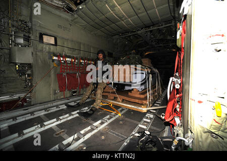 Die von der New York Air National Guards 106 Rettung Flügel und Kentucky 123 Airlift Wing Test der Fähigkeiten eines neuen Advanced Rescue Boot. Die garc ist in der Lage, vier Leute mit Geschwindigkeiten von bis zu 40 Knoten. Die garcía war, gefolgt von Pararescuement, die schnell unverpackt das Boot mit dem Fallschirm. Stockfoto