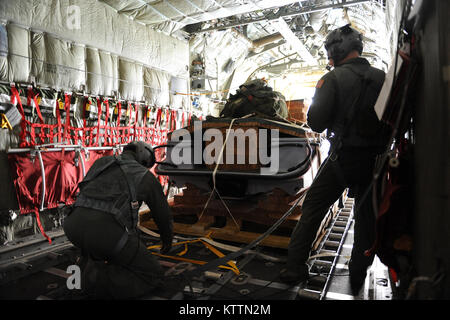 Die von der New York Air National Guards 106 Rettung Flügel und Kentucky 123 Airlift Wing Test der Fähigkeiten eines neuen Advanced Rescue Boot. Die garc ist in der Lage, vier Leute mit Geschwindigkeiten von bis zu 40 Knoten. Die garcía war, gefolgt von Pararescuement, die schnell unverpackt das Boot mit dem Fallschirm. Stockfoto