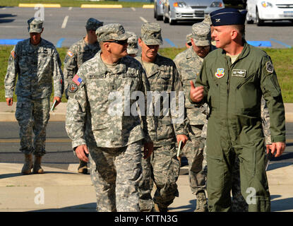 Mitglieder der 106 Rettung der New York Air National Guard Flügel willkommen Soldaten der 42th Infantry Division Headquarters für eine Bereitstellung Ausübung dieses Wochenende nach New York National Guard Kräfte für Hurrikan in New York besser vorbereiten. (U.S. Air Force Foto: Staff Sgt. Eric Miller/Freigegeben) Stockfoto