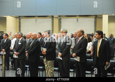 Mitglieder der Armee, Navy und Marine Corps Finden offiziell die neuen Streitkräfte finden Zentrum in Farmingdale, NEW YORK auf Long Island. Die Anlage gemeinsam Häuser finden Bestandteile der National Guard, Armee, Naval Reserve und Marine Corps finden. Die zentrale Lage, die auf Long Island wurde entwickelt, um die Reservisten auf der Insel besser zu dienen, während Sie der New York Army National Guard einen Vorteil in der lokalen Reaktion. (U.S. Air Force Foto: Staff Sgt. Eric Miller/Freigegeben) Stockfoto