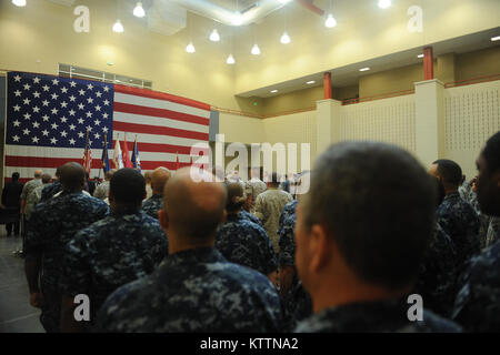 Mitglieder der Armee, Navy und Marine Corps Finden offiziell die neuen Streitkräfte finden Zentrum in Farmingdale, NEW YORK auf Long Island. Die Anlage gemeinsam Häuser finden Bestandteile der National Guard, Armee, Naval Reserve und Marine Corps finden. Die zentrale Lage, die auf Long Island wurde entwickelt, um die Reservisten auf der Insel besser zu dienen, während Sie der New York Army National Guard einen Vorteil in der lokalen Reaktion. (U.S. Air Force Foto: Staff Sgt. Eric Miller/Freigegeben) Stockfoto