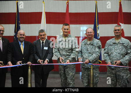 Mitglieder der Armee, Navy und Marine Corps Finden offiziell die neuen Streitkräfte finden Zentrum in Farmingdale, NEW YORK auf Long Island. Die Anlage gemeinsam Häuser finden Bestandteile der National Guard, Armee, Naval Reserve und Marine Corps finden. Die zentrale Lage, die auf Long Island wurde entwickelt, um die Reservisten auf der Insel besser zu dienen, während Sie der New York Army National Guard einen Vorteil in der lokalen Reaktion. (U.S. Air Force Foto: Staff Sgt. Eric Miller/Freigegeben) Stockfoto