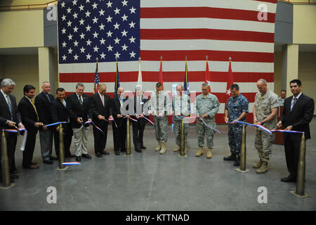 Mitglieder der Armee, Navy und Marine Corps Finden offiziell die neuen Streitkräfte finden Zentrum in Farmingdale, NEW YORK auf Long Island. Die Anlage gemeinsam Häuser finden Bestandteile der National Guard, Armee, Naval Reserve und Marine Corps finden. Die zentrale Lage, die auf Long Island wurde entwickelt, um die Reservisten auf der Insel besser zu dienen, während Sie der New York Army National Guard einen Vorteil in der lokalen Reaktion. (U.S. Air Force Foto: Staff Sgt. Eric Miller/Freigegeben) Stockfoto
