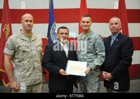 Mitglieder der Armee, Navy und Marine Corps Finden offiziell die neuen Streitkräfte finden Zentrum in Farmingdale, NEW YORK auf Long Island. Die Anlage gemeinsam Häuser finden Bestandteile der National Guard, Armee, Naval Reserve und Marine Corps finden. Die zentrale Lage, die auf Long Island wurde entwickelt, um die Reservisten auf der Insel besser zu dienen, während Sie der New York Army National Guard einen Vorteil in der lokalen Reaktion. (U.S. Air Force Foto: Staff Sgt. Eric Miller/Freigegeben) Stockfoto