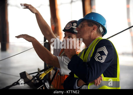 NEW YORK - pensionierte Chief Master Sergeant Jim Linnen spricht mit Bauarbeiter bei One World Trade Center in Manhattan zwei Wochen vor dem zehnten Jahrestag des 11. September 2001 Terroranschläge. Chief Linnen trugen zur Wiederaufnahme Bemühungen an der Szene nach dem Anschlag. (Offizielle US Air Force Foto von älteren Flieger Christopher S. Muncy/freigegeben) Stockfoto