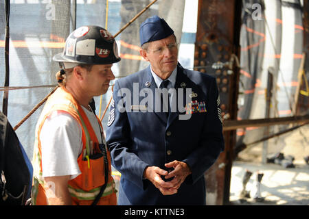 NEW YORK - pensionierte Chief Master Sergeant Jim Linnen spricht mit Bauarbeiter bei One World Trade Center in Manhattan zwei Wochen vor dem zehnten Jahrestag des 11. September 2001 Terroranschläge. Chief Linnen trugen zur Wiederaufnahme Bemühungen an der Szene nach dem Anschlag. (Offizielle US Air Force Foto von älteren Flieger Christopher S. Muncy/freigegeben) Stockfoto