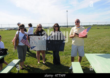 Am 29. August 2011 Familie Mitglieder und Angehörigen von 107 Airlift Wing der New York Air National Guard in Niagara auf Basis fällt die erste Welle der Flieger begrüßt, da sie von einer 90-tägigen Einsatz in Afghanistan ankommen. (Air Force Foto/SMSgt Ray Lloyd) Stockfoto