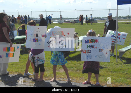 Am 29. August 2011 Familie Mitglieder und Angehörigen von 107 Airlift Wing der New York Air National Guard in Niagara auf Basis fällt die erste Welle der Flieger begrüßt, da sie von einer 90-tägigen Einsatz in Afghanistan ankommen. (Air Force Foto/SMSgt Ray Lloyd) Stockfoto