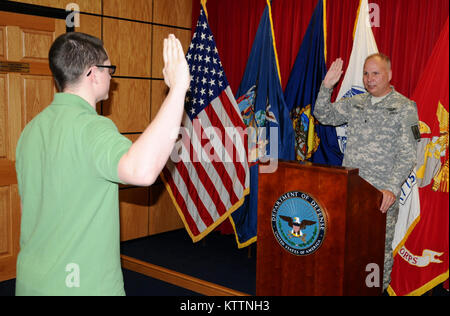 ALBANY, NY (Feb. 25, 2013) - - Brig. Gen. Raymond Schilde, Direktor, gemeinsames Personal, New York National Guard, gibt der Eid der Rekrutierung zu Jakob Wicks, Sohn von New York National Guard Command Sergeant Major Frank Dochte und das neueste Mitglied der New York Army National Guard's 2-108 th Infanterie. Die Dochte Familie ist sich zutiefst der National Guard mit einer Geschichte, die auf dem Bürgerkrieg zurückgeführt werden kann, wenn sein großes, großes - Großvater mit dem Massachusetts Freiwillige in Louisiana serviert gebunden. Stockfoto