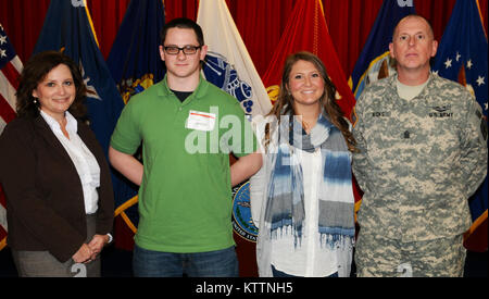 ALBANY, NY (Feb. 25, 2013) -- Die Dochte Familie für dieses Foto versammelt nach dem Abschluss ihrer Sohn Jacobs Rekrutierung Zeremonie. Jakob Wicks, Sohn von New York National Guard Command Sergeant Major Cmd Sgt. Major Frank Dochte und das neueste Mitglied der New York Army National Guard's 2-108 th Infanterie, Feb 25, 2013 an der Albany Abgeordneten eintrug. Die Dochte Familie ist sich zutiefst der National Guard mit einer Geschichte, die auf dem Bürgerkrieg zurückgeführt werden kann, wenn Großvater seines Großvaters mit der Massachusetts Freiwillige in Louisiana serviert gebunden. Stockfoto