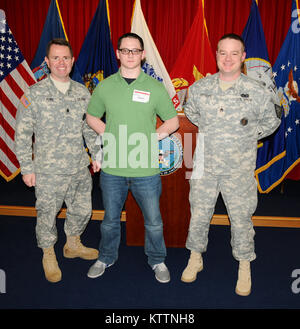 ALBANY, NY (Feb. 25, 2013) - - Oberstleutnant Steven Rowe, Commander, NYARNG Recruiting Befehl. Jakob Wicks, Sohn von New York National Guard Command Sergeant Major Cmd Sgt. Major Frank Dochte und das neueste Mitglied der New York Army National Guard's 2-108 th Infanterie, und die Mitarbeiter der Sgt. James Montesano, Jakes Recruiter, stellen für dieses Foto unmittelbar nach der Rekrutierung von Jakob Feb 25, 2013 an der Albany MDEP. Die Dochte Familie ist sich zutiefst der National Guard mit einer Geschichte, die auf dem Bürgerkrieg zurückgeführt werden kann, wenn sein großes, großes - Großvater mit dem Massachusetts Freiwillige in L serviert gebunden Stockfoto