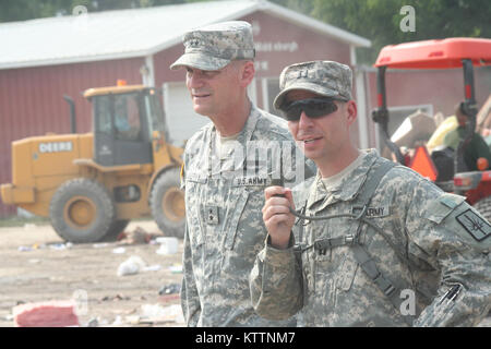 Generalmajor Patrick Murphy, Links, der Adjutant General für die New Yorker Nationalgarde spricht mit Kapitän Bryan Reed der 204 Engineer Battalion bezüglich recovery Missionen in der Stadt Middleburgh, NEW YORK, Sept. 3. Soldaten und Piloten der New Yorker Nationalgarde sind Disaster Recovery zu unterstützen Bemühungen in Delaware, Greene und Essex Grafschaften nach den Überschwemmungen vom Hurrikan Irene. Foto von Oberstleutnant Richard Goldenberg, NY National Guard. Stockfoto