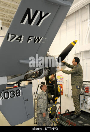 Italienische Luftwaffe Chief Warrant Officer Lorenzo Scafuto und Staff Sgt. Marco Redavide arbeiten zusammen auf ein MQ-9 während der Anweisungen von ihrem Ausbilder Master Sgt. Scott Simpson im Bereich Ausbildung Ablösung (FTD) in Syracuse NY, am 20. September 2011. Redavide Scafuto und sind die ersten, die italienische Luftwaffe Mitglieder formale Ausbildung auf der MQ-9 zu erhalten. Sie sind Teil der 100-Klasse aus der FTD, die alleinige formellen MQ-9 Training Facility bei der U.S. Air Force. (Foto: Staff Sgt Ricky am Besten) Stockfoto